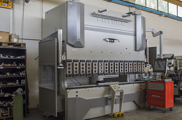 Piegatrice usata WARCOM FUTURA 200-3000 cnc 6 assi